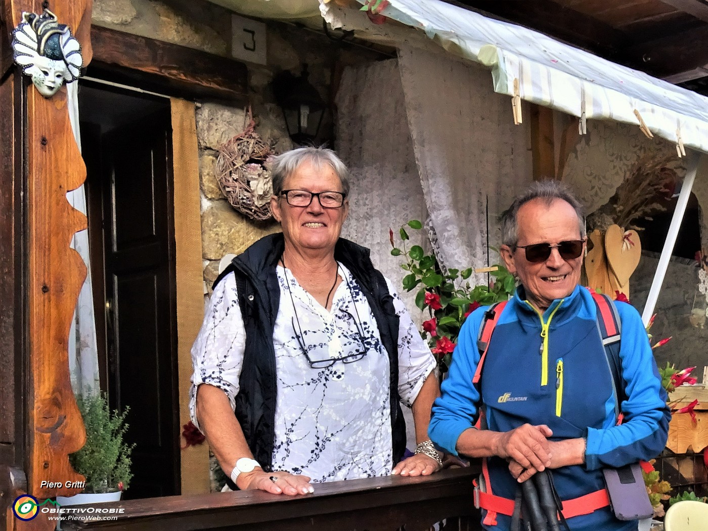 79 Al Piano piacevole incontro con l'amica Lorenza,  ben conosciuta dagli escursionisti che salgono in  Cadelle da Piano.JPG